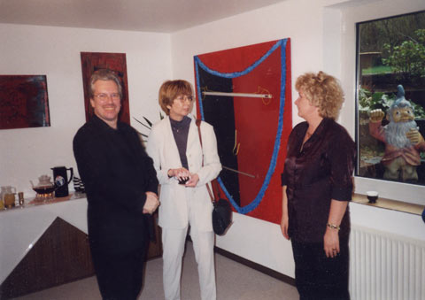 Vernisage - Frau mit Freunden