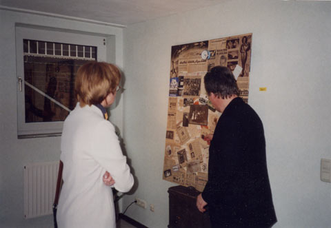 Vernisage - Besucher betrachter Bild: Die Zeit